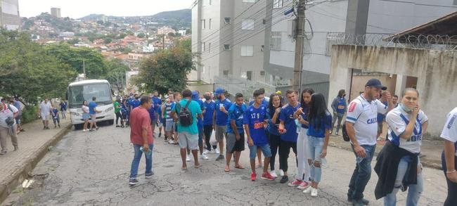 Torcida do Cruzeiro registra maior pblico do Campeonato Mineiro na partida contra o Villa Nova, no Independncia, pela oitava rodada. Ao todo, 19.616 pessoas compareceram no Horto.