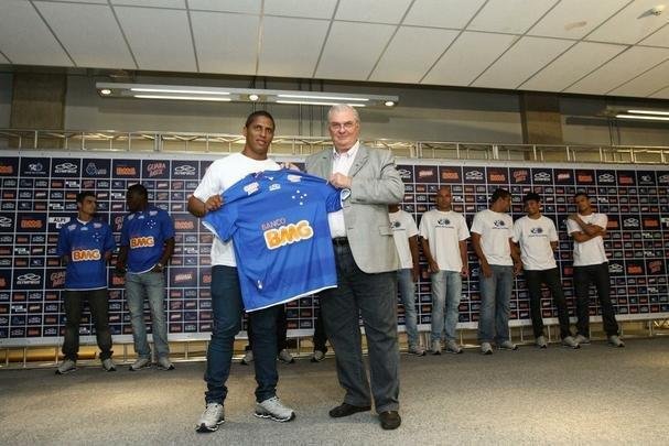 Uelliton (2013) - o volante que se tornou ídolo do Vitória esteve longe de se firmar no Cruzeiro. Apresentado em 11 de janeiro de 2013, Uelliton disputou apenas três jogos sob o comando de Marcelo Oliveira.