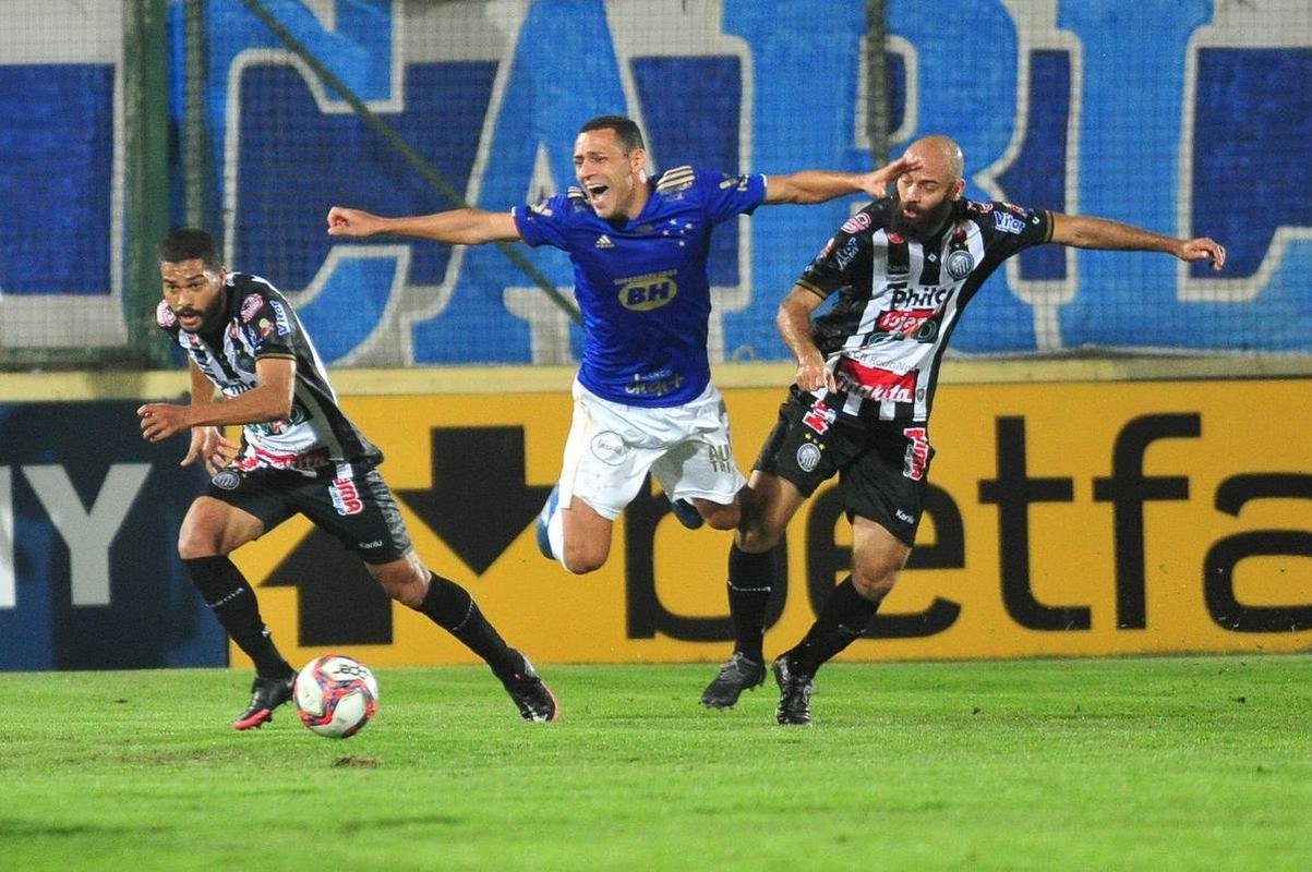 Imagens de Cruzeiro x Operrio, na Arena do Jacar, em Sete Lagoas, pela 24 rodada da Srie B