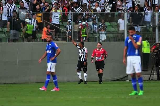 Robinho abriu o placar do clssico e colocou o Atltico em vantagem