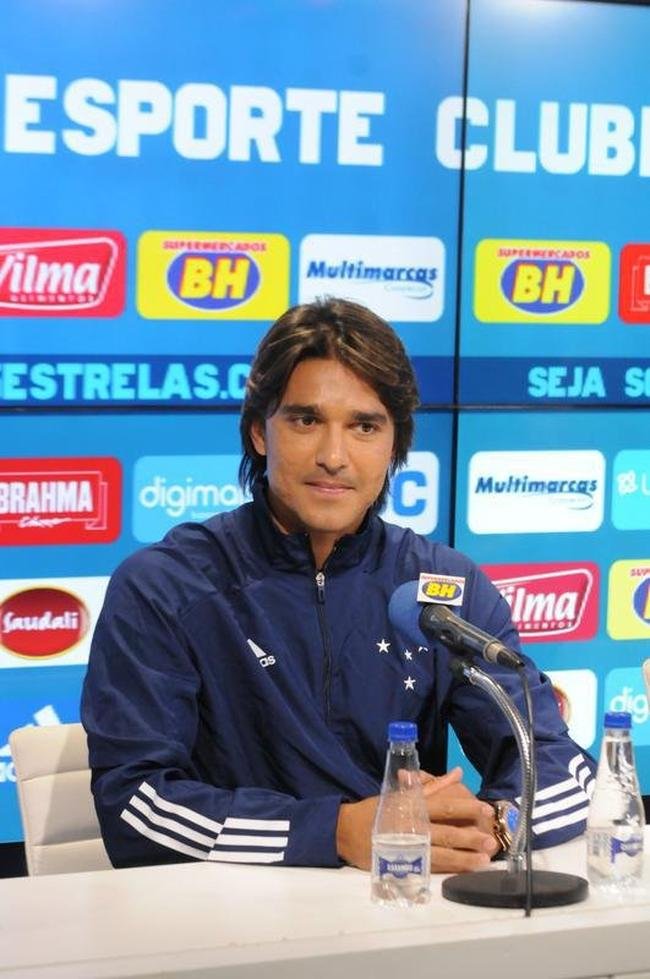 Fotos da apresenta��o do atacante Marcelo Moreno como novo refor�o do Cruzeiro para 2020. Duante entrevista, jogador foi acompanhado pela esposa Marilisy Antonelli e pela filha, Maria Clara