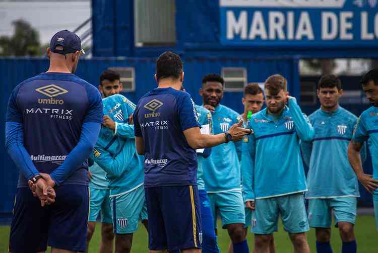 Atlético pega Guarani para não voltar à degola