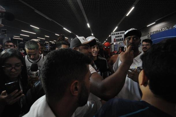 Arana foi recepcionado por torcedores do Atltico no Aeroporto de Confins