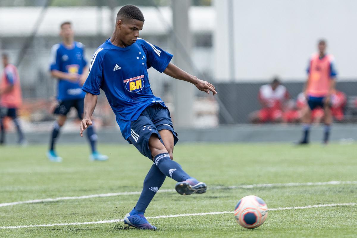 Equipe sub-20 do Cruzeiro treinou com novas camisas em preparação para a Copa São Paulo