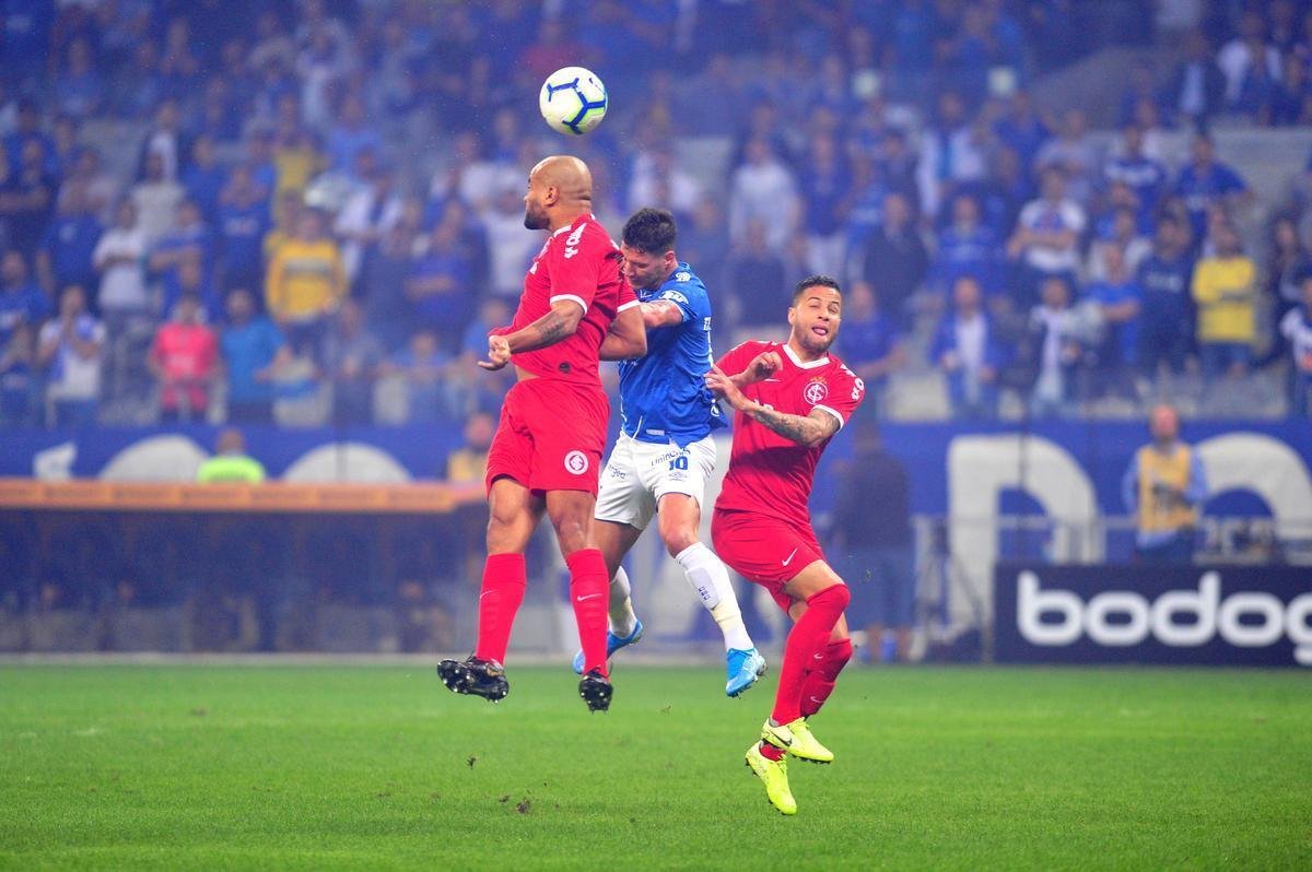Fotos do primeiro tempo do duelo entre Cruzeiro e Internacional, no Mineiro, pela semifinal da Copa do Brasil