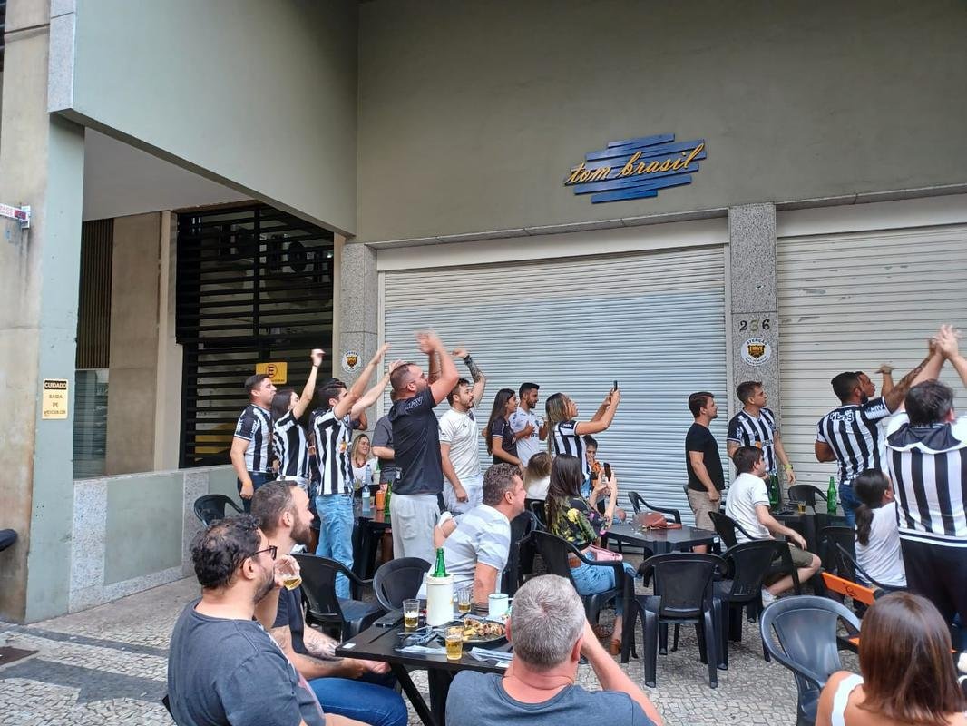 No Bar Devotos, em BH, atleticanos comemoram o gol de Nacho Fernndez na final da Supercopa do Brasil, sobre o Flamengo: 1 a 0 para o Galo