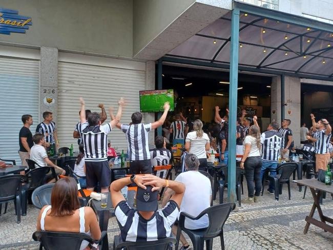 No Bar Devotos, em BH, atleticanos comemoram o gol de Nacho Fernndez na final da Supercopa do Brasil, sobre o Flamengo: 1 a 0 para o Galo