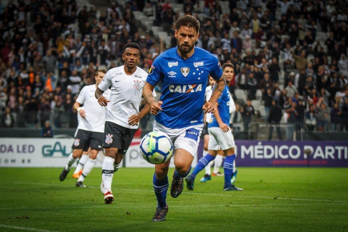 Fotos do amistoso entre Corinthians e Cruzeiro, que terminou empatado por 2 a 2, nesta quarta-feira (11/7), na Arena Corinthians, em So Paulo. Gols da Raposa foram marcados por Henrique e Rafael Sobis.