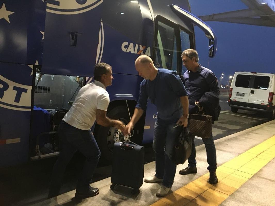 Delegao do Cruzeiro foi composta por 23 jogadores em viagem para Buenos Aires, na Argentina, local da partida de quarta, s 21h45, contra o Boca Juniors, pela Copa Libertadores. Meia uruguaio De Arrascaeta foi vetado e permaneceu em Belo Horizonte.