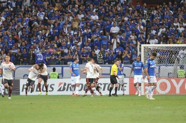 Flamengo abriu o placar no segundo tempo com gol de cabea de Lo Duarte: 1 a 0