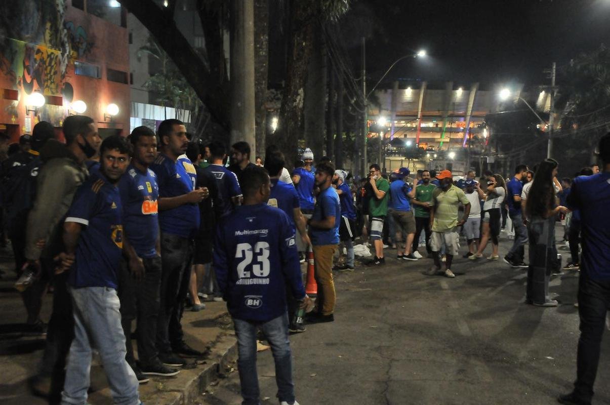Torcida do Cruzeiro voltou ao Mineiro aps meses de ausncia devido  pandemia. Houve grandes filas devido  desorganizao do clube, que demorou a enviar funcionrios aos portes para fazer a conferncia dos exames de COVID-19. Na Alameda das Palmeiras, muitos cruzeirenses se aglomeraram e no usaram mscara prximo ao Bar do Peixe.
