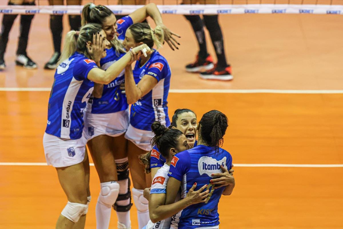 Minas venceu a segunda partida da deciso, por 3 sets a 1, nesta sexta-feira, na Arena Nilson Nelson, em Braslia, e fechou a srie melhor de trs com dois triunfos. As parciais foram de 26/24, 18/25, 25/15 e 25/17. 