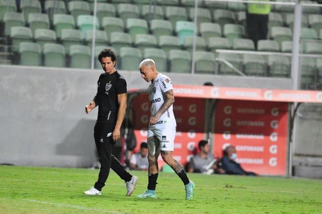 Tcnicos indo para o vestirio no intervalo do clssico