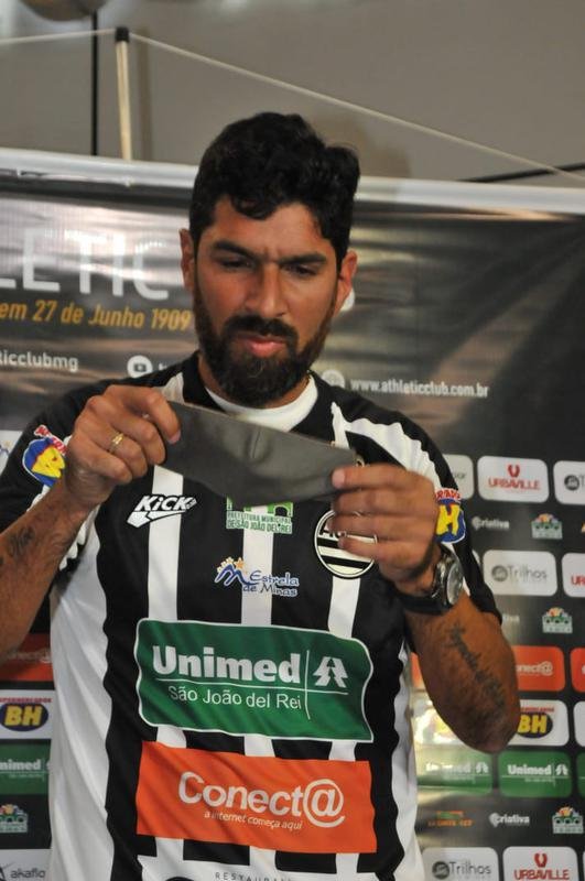 Atacante uruguaio Loco Abreu, de 44 anos, que vai defender o Athletic de So Joo del-Rei no Campeonato Mineiro 2021, chegou a Belo Horizonte nesta segunda-feira. Ele foi recebido por dirigentes do clube e disse que clube deve desfrutar a volta  elite do futebol de Minas Gerais.