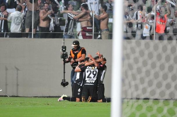 Imagens do primeiro tempo da partida entre Atltico e So Paulo; Carlos ampliou para o Galo