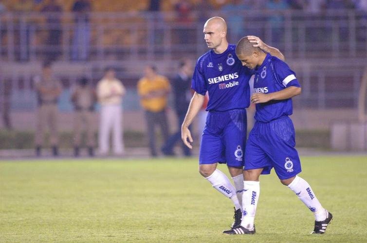 Cris consola Alex, que perdeu pnalti em eliminao do Cruzeiro na Libertadores de 2004, para o Deportivo Cali, da Colmbia, nas oitavas de final