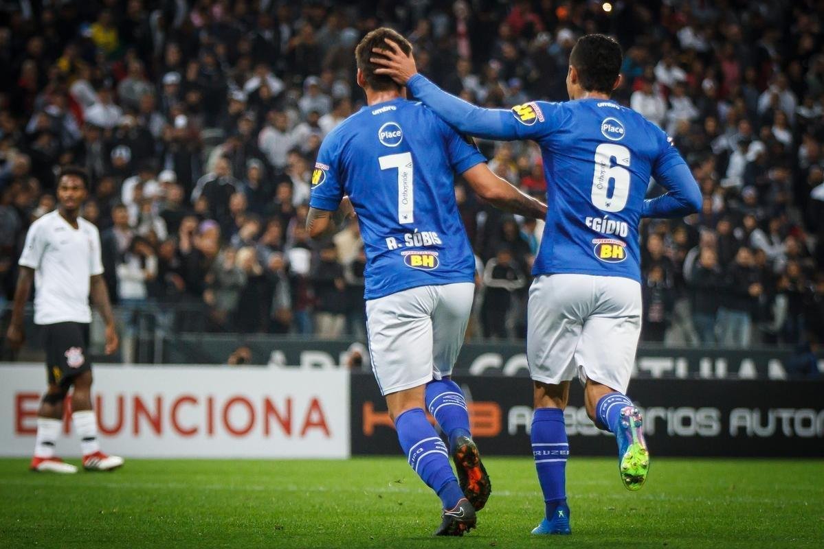 Fotos do amistoso entre Corinthians e Cruzeiro, que terminou empatado por 2 a 2, nesta quarta-feira (11/7), na Arena Corinthians, em So Paulo. Gols da Raposa foram marcados por Henrique e Rafael Sobis.