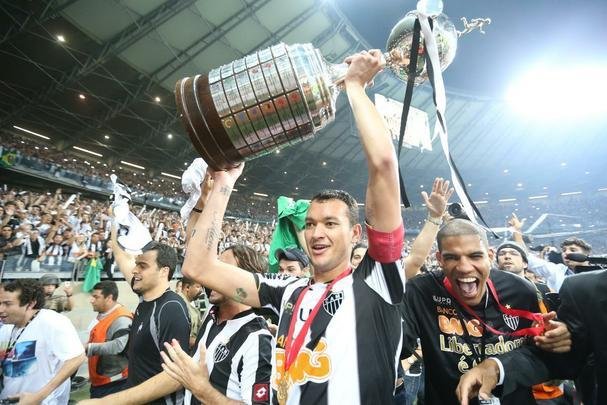 Réver - Capitão na conquista da Libertadores, o zagueiro jogou quatro anos e meio pelo Atlético. Em sua última temporada, em 2014, atuou em apenas 12 partidas pelo time. Ficou afastado por lesão e, quando retornou, viu o jovem Jemerson, na época com 21 anos, assumir a titularidade. Em 2015, Réver acertou com o Internacional. Sem espaço no clube gaúcho, transferiu-se para o Flamengo no ano seguinte, onde joga atualmente.