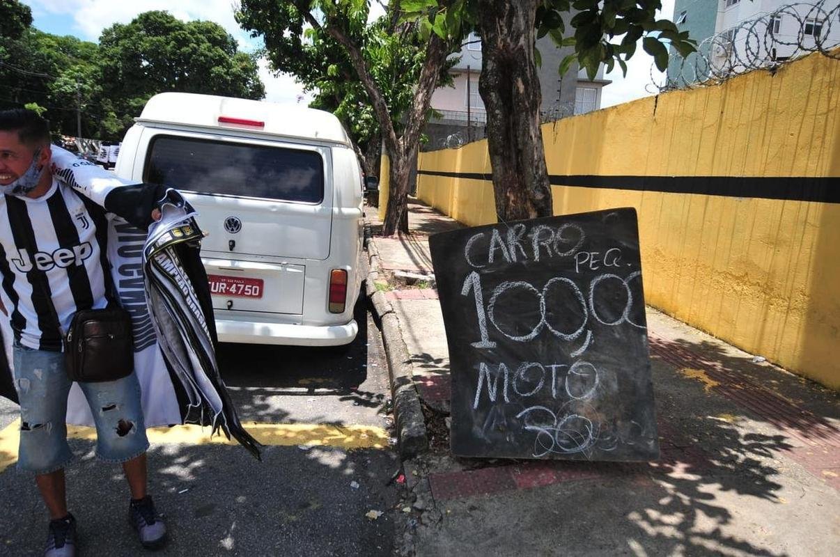Torcida do Atltico chegou animada ao Mineiro para o jogo da taa, contra o RB Bragantino. Dia de festejar com o time o ttulo do Campeonato Brasileiro de 2021