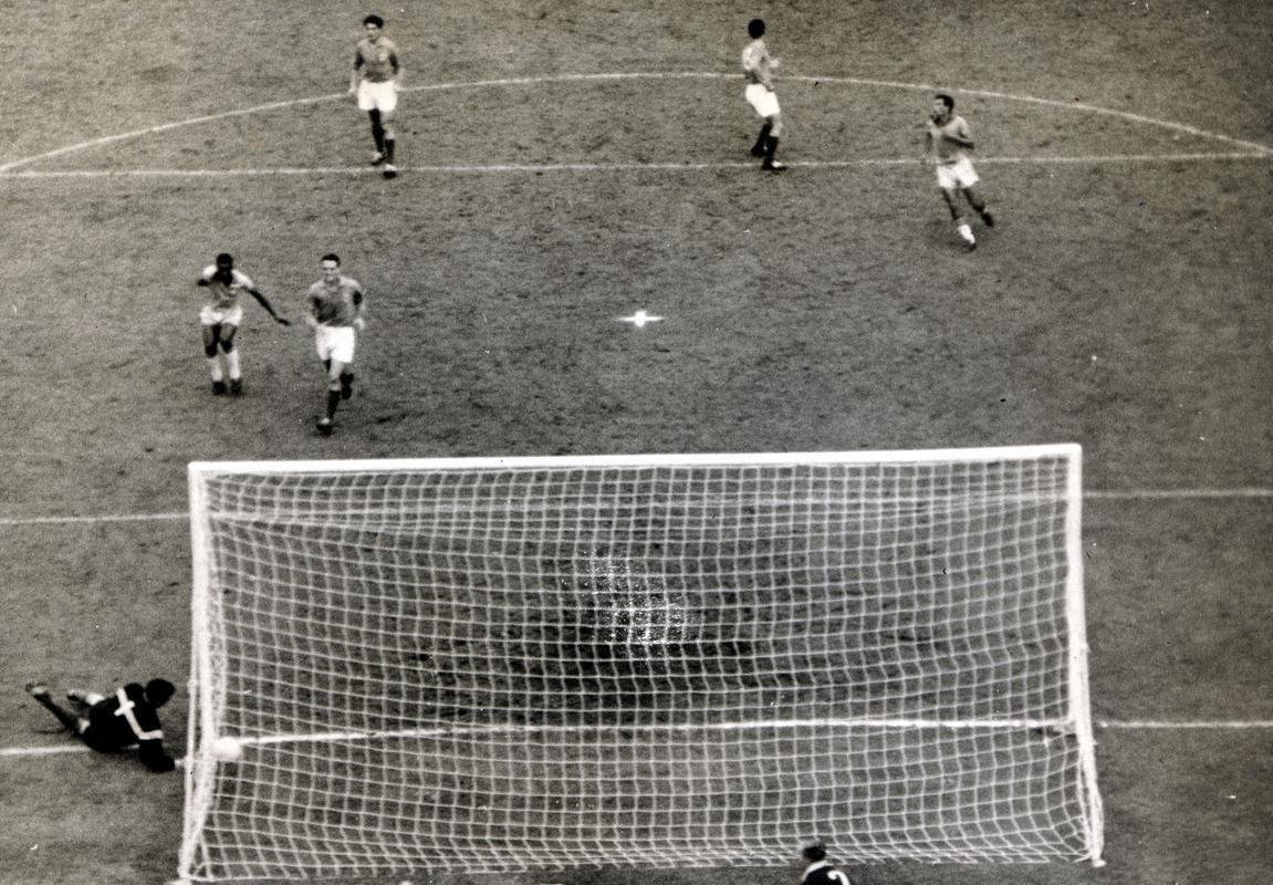 Brasil x Frana: gol de Pel