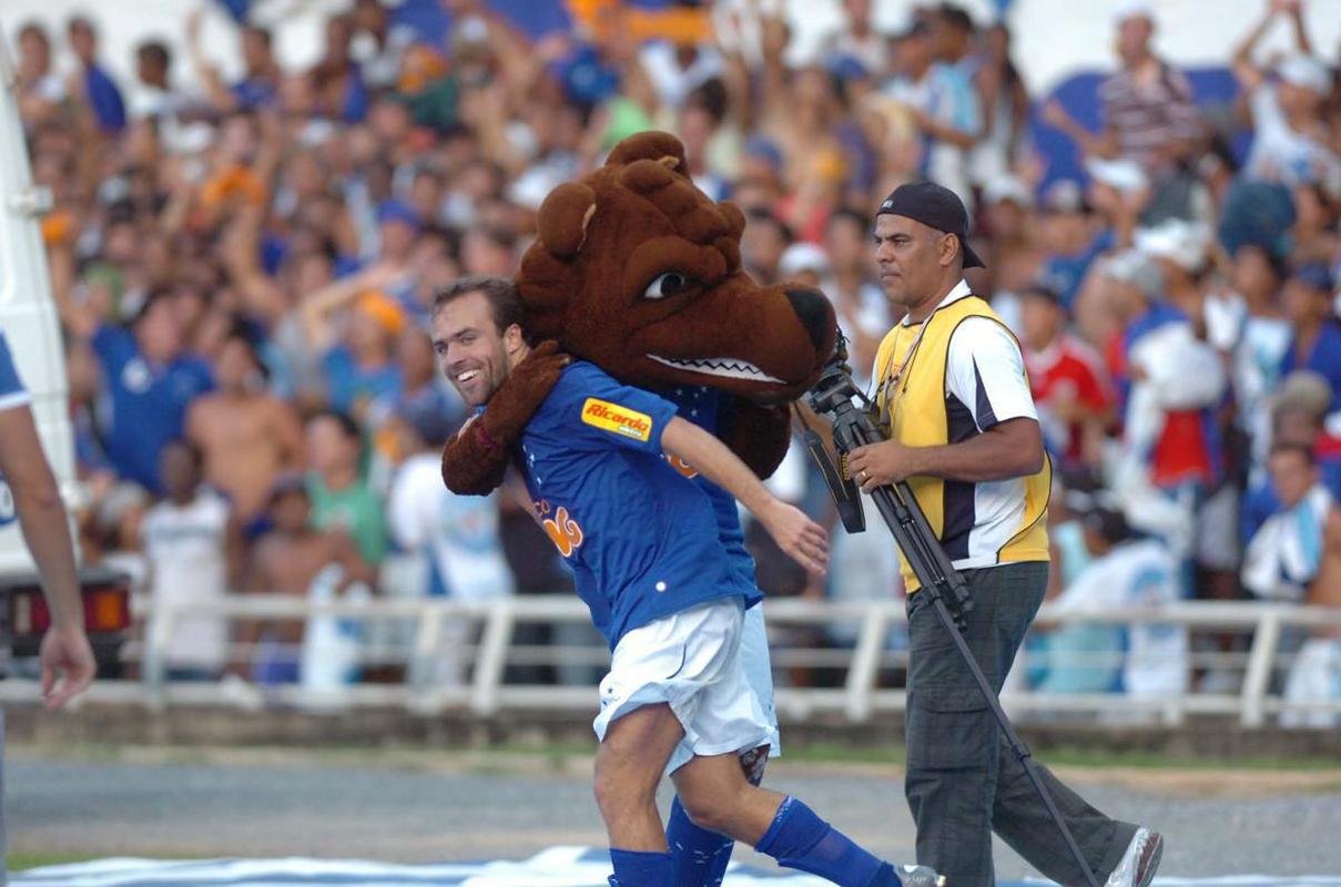 Jogador de alto nvel tcnico, Roger foi um dos grandes meias a vestir a camisa do Cruzeiro. Ele disputou 99 partidas com a camisa azul e marcou 12 gols. Sua estreia foi contra o Atltico, na vitria por 3 a 1, no Mineiro. Pelo clube celeste, o jogador conquistou o ttulo mineiro de 2011 e se destacou no clssico histrico contra o Galo, vencido por 6 a 1, na ltima rodada do Brasileiro do ano passado.
