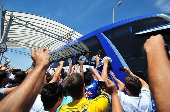 Torcida faz festa em aeroporto para receber o tricampe�o Brasileiro