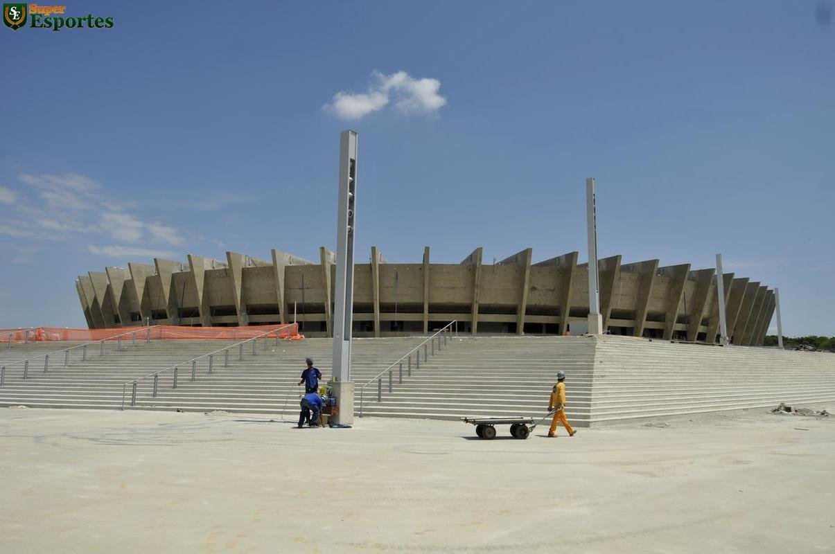 06/12/2012 - Esplanada quase pronta. Reforma entra na parte dos detalhes, do acabamento final.