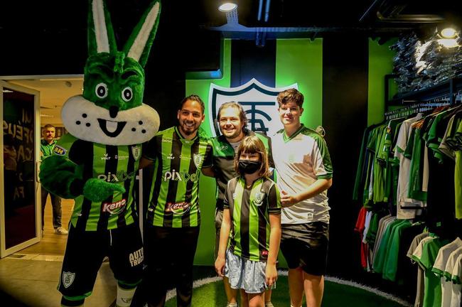 Reforço do Coelho, Benítez foi apresentado após sessão de fotos e autógrafos