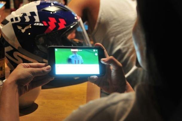 Em bares de Belo Horizonte, torcedores do Cruzeiro tiveram que recorrer a celulares e notebooks para assistir ao duelo com o Huracn, pela Copa Libertadores, via Facebook. Transmisses com o tradicional telo oferecidas por alguns estabelecimentos travaram muito e at foram tiradas do ar. Na verso mobile, resultado foi melhor.