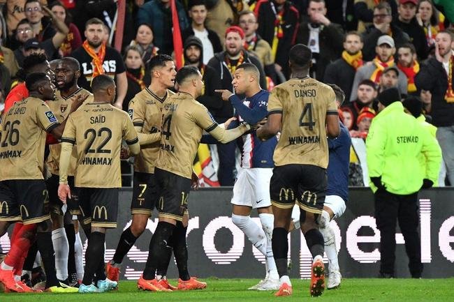 Kylian Mbapp� discute com advers�rio durante derrota do PSG para o Lens