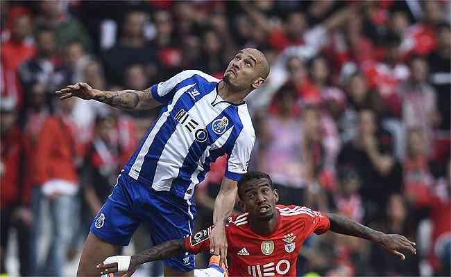 Maicon disputa bola com Anderson Talisca em Porto x Benfica