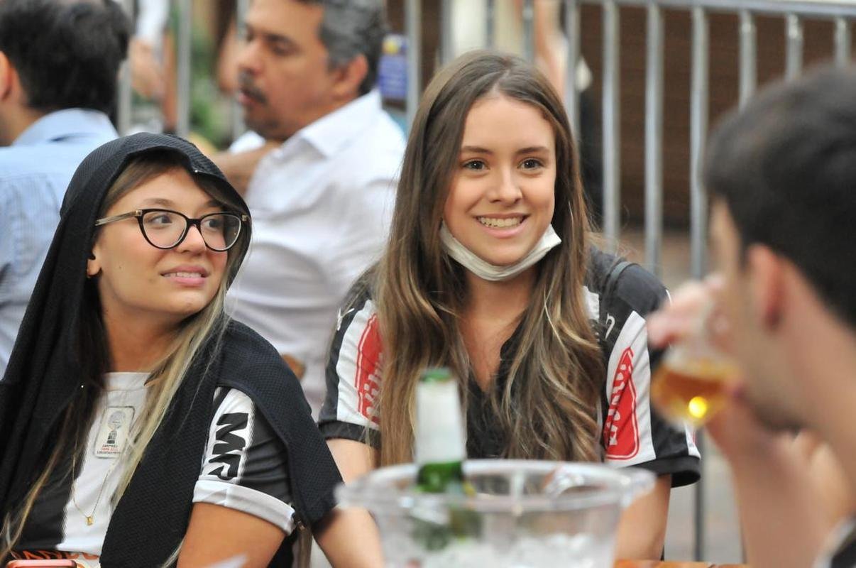 Nesta quinta-feira (2), torcedores do Atltico lotaram os bares de BH para acompanhar Bahia x Galo, jogo adiado da 32 rodada do Campeonato Brasileiro. Na imagem, bares na regio da Savassi.