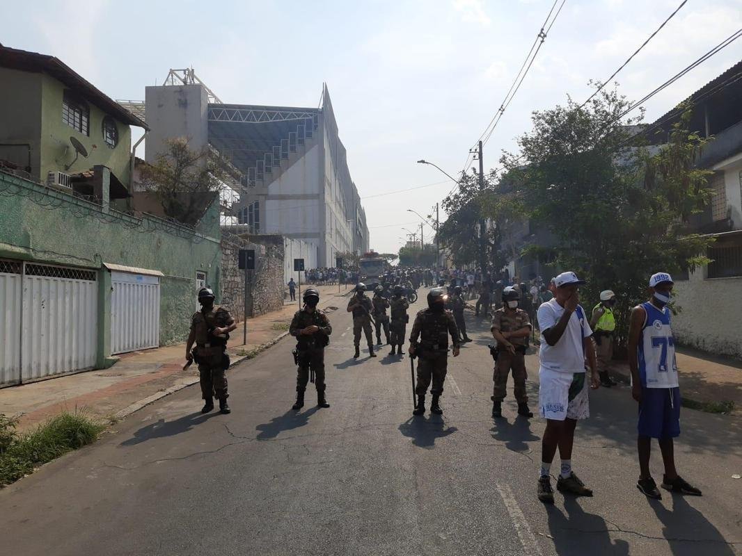 Torcida do Cruzeiro chega ao Independncia para o primeiro jogo com pblico no estdio durante a pandemia