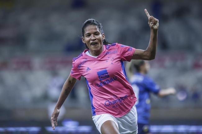 Em preliminar de Cruzeiro x Ituano pela Srie B, o time feminino da Raposa, conhecido como Cabulosas, goleou o Araguari por 8 a 0 pela terceira rodada do Campeonato Mineiro Feminino. Equipe cruzeirense estreou o uniforme rosa, confeccionado pela Adidas em homenagem  campanha Outubro Rosa, de conscientizao contra o cncer de mama
