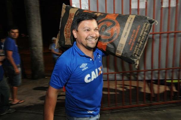 Torcedores do Cruzeiro iniciam viglia de 24 horas para aguardar final da Copa do Brasil, contra o Flamengo, no Mineiro. Esforo pelo sonho do pentacampeonato nacional.