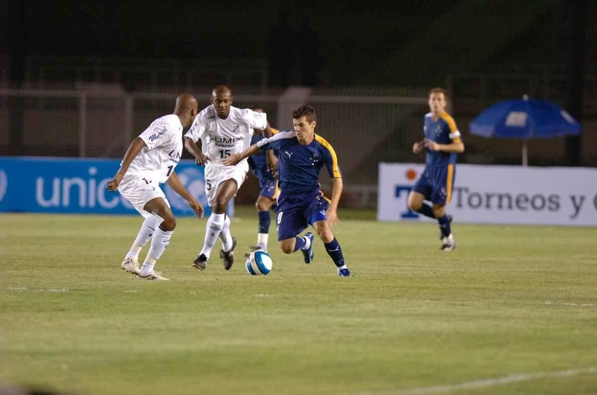 2006 - Copa Sul-Americana - Cruzeiro foi eliminado na Segunda Fase, ao ser derrotado pelo Santos. Imagem da partida diante do Santos, no Mineiro, pela Segunda Fase.