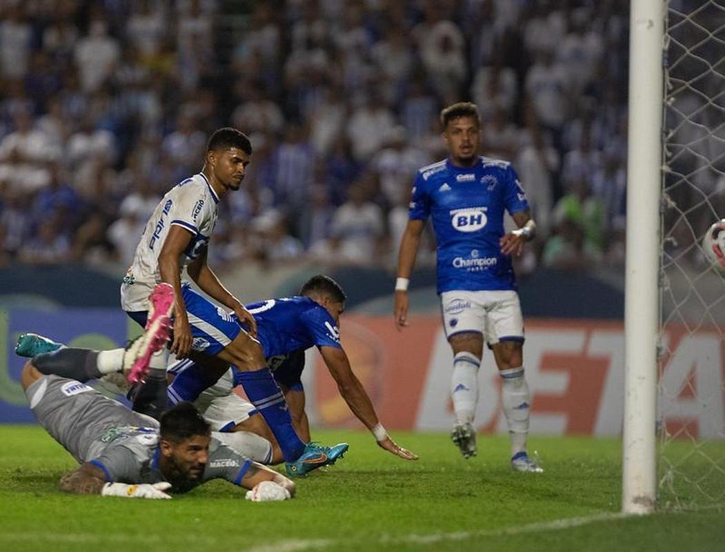 Fotos da partida entre CSA e Cruzeiro, nesta quarta-feira (20), no Rei Pel, em Macei. Jogo  vlido pela 19 rodada da Srie B do Campeonato Brasileiro.
