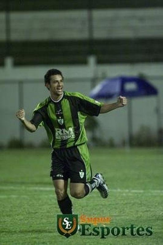 Fred com o modelo de uniforme de 2004