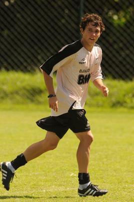 Bernard (2011) - Dorival Júnior testou também o então garoto Bernard na lateral direita. Na função, o jovem na agradou e teve poucas chances com o treinador jogando no meio-campo. Com a chegada de Cuca, se tornou um dos principais jogadores da equipe e pilar da conquista da Libertadores em 2013. Deixou o Galo após o título continental e foi para o Shakhtar Donetsk, da Ucrânia, onde está até hoje. Bernard foi campeão da Copa das Confederações de 2013 e titular do Brasil na histórica goleada da Alemanha, por 7 a 1, no Mineirão, na semifinal da Copa do Mundo de 2014.