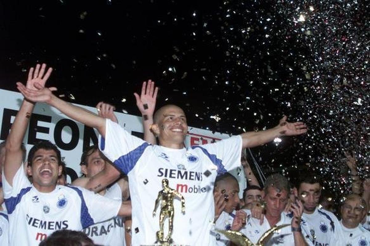 Alex comemora ttulo mineiro de 2004, sobre o Atltico