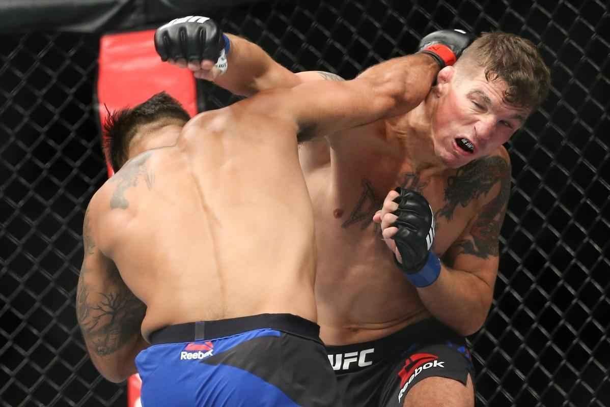 Darren Elkins venceu Dennis Bermudez por deciso dividida 
