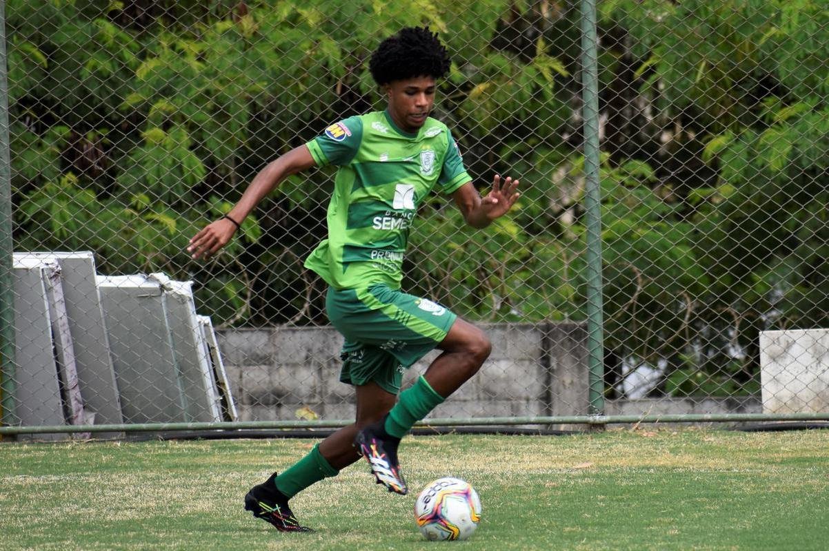O Amrica segue com treinos preparatrios para a disputa do Campeonato Mineiro 2021. Comandados pelo auxiliar tcnico Mrcio Hahn, jogadores da base americana - e tambm os que tiveram menos oportunidades na temporada 2020 - realizam atividades voltadas ao Estadual.