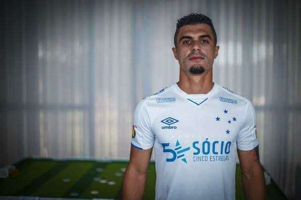 Aps postagens de Fred no Instagram, Cruzeiro divulgou fotos mais detalhadas da nova camisa branca