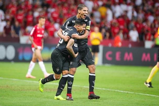 Galo derrotou Internacional no Beira-Rio com gols de Cazares e Terans; D'Alessandro descontou de pênalti