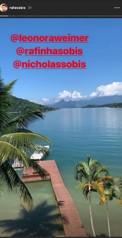Rafael Sobis em praia paradisaca de Angra dos Reis