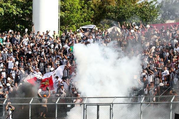 Torcedores do Atlético na partida contra o Patrocinense, no Estádio Pedro Alves do Nascimento, em Patrocínio, pelo Campeonato Mineiro