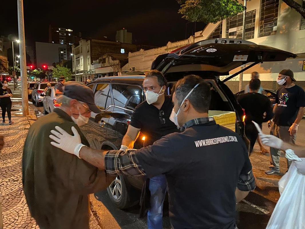 
Alexandre Mattos e Clube do Chef doaram 530 marmitas para pessoas em situao de rua