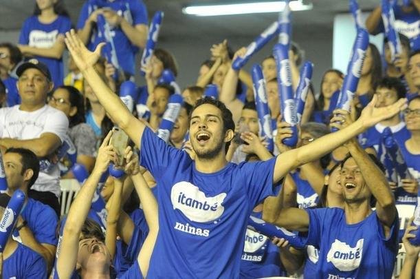 Veja fotos das torcidas na deciso da Superliga Feminina no Mineirinho
