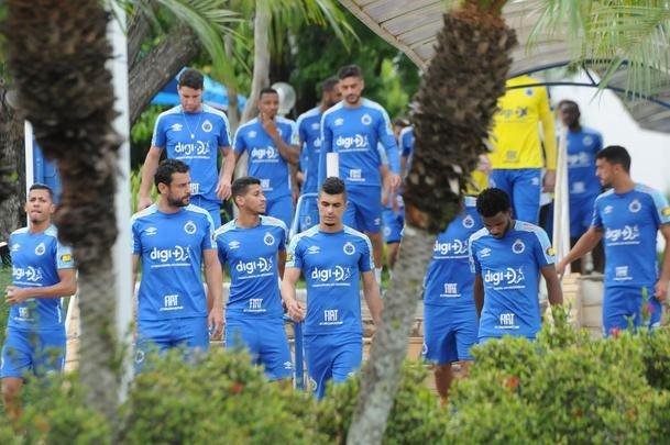 Fotos da apresentao de Adilson Batista como novo tcnico do Cruzeiro. Tcnico teve reunio com jogadores na Toca da Raposa II, falou com a imprensa e depois comandou seu primeiro treino