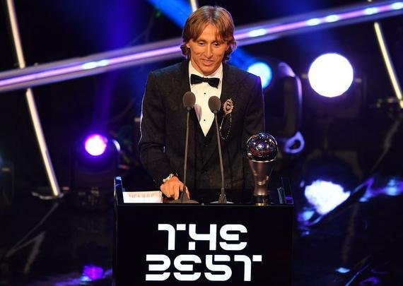 Luka Modric discursa aps ser eleito, pela primeira vez, o melhor jogador do mundo. Crosta, de 33 anos, quebra dinastia de Cristiano Ronaldo e Lionel Messi na premiao The Best, da Fifa